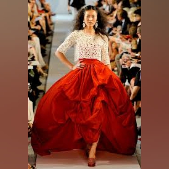 $8,690 OSCAR DE LA RENTA RED SILK DRAPED RUNWAY GOWN US XL - Picture 15 of 16